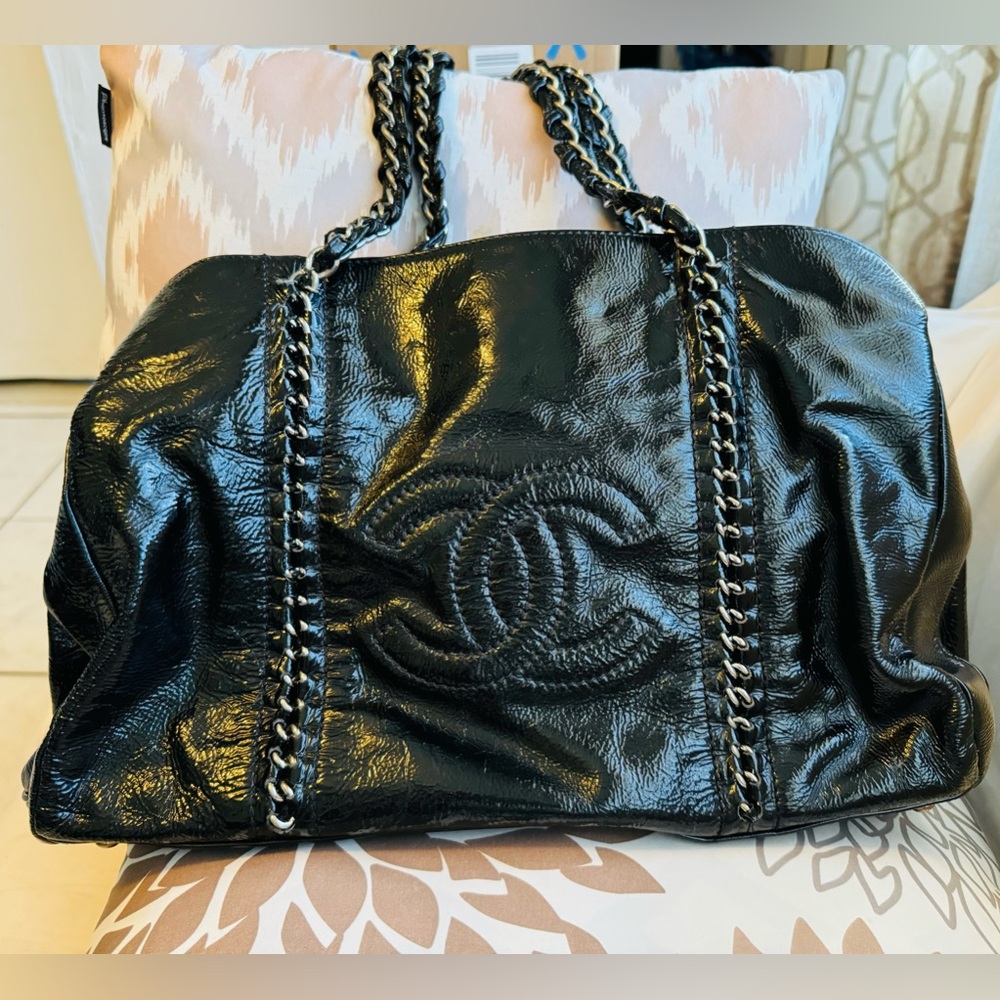 AUTHENTIC CHANEL SHOULDER BAG